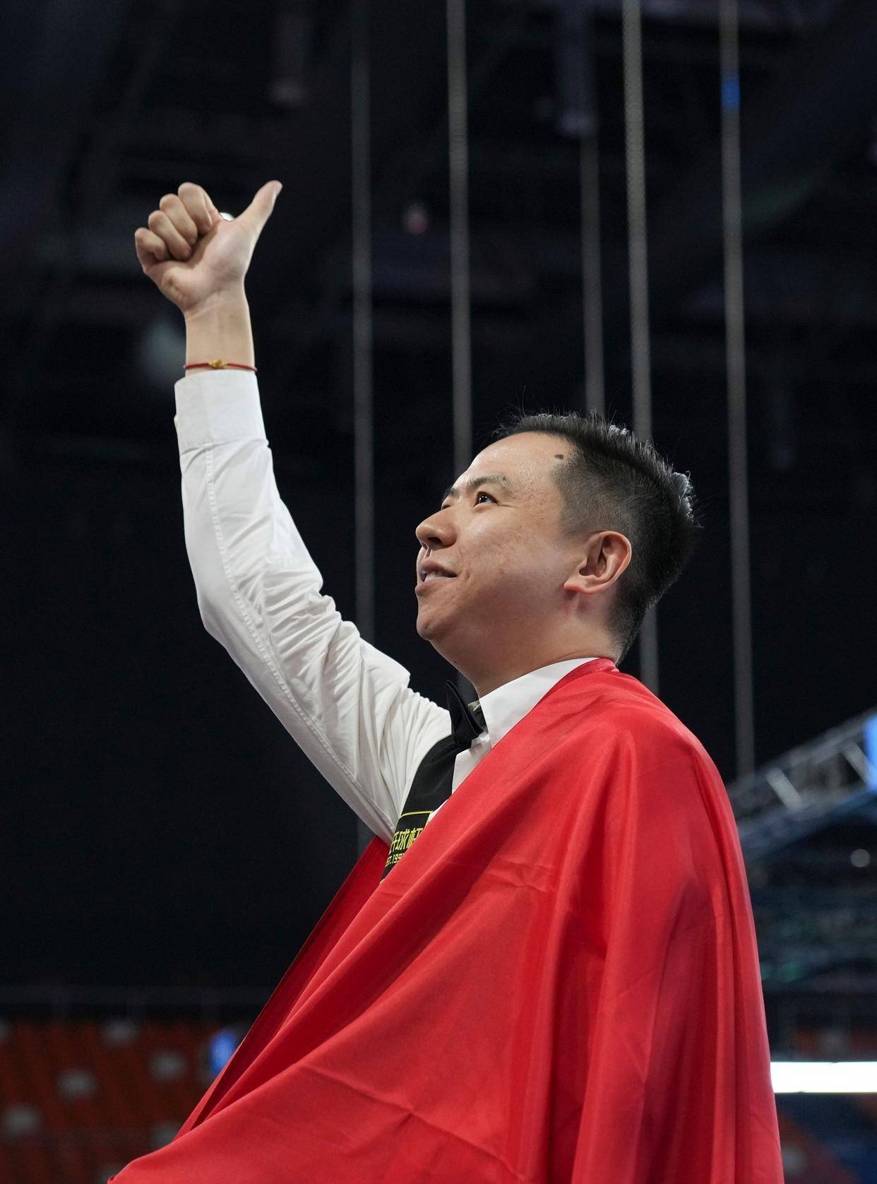 双手被拷走 双手被拷走