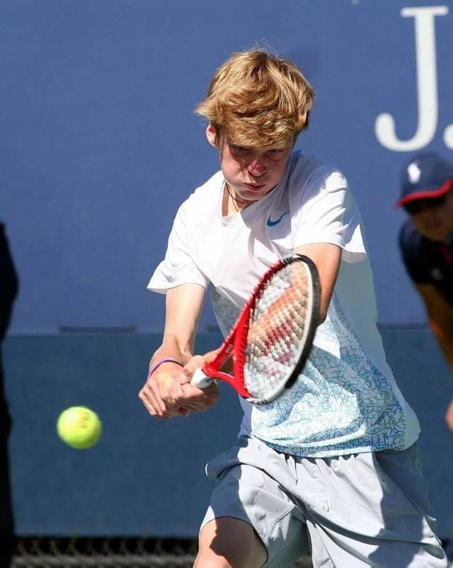 育了米卡尔 育了米卡尔